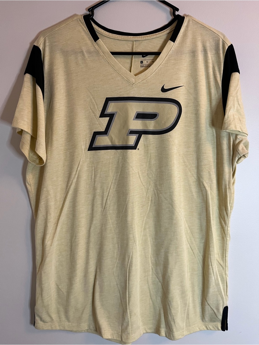 Nike Purdue Boilermakers V-Neck Short Sleeve T-Shirt Tee Gold Women’s XL